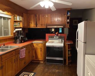 1 Mile from Helen Ga - Porches, Pool Table, Hot Tub, Fire Place & Fire Pit - Helen - Kitchen