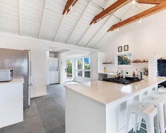 Gorgeously styled bungalow overlooking Bodega Harbor, walk to town - dogs OK - Bodega Bay - Kuchyň