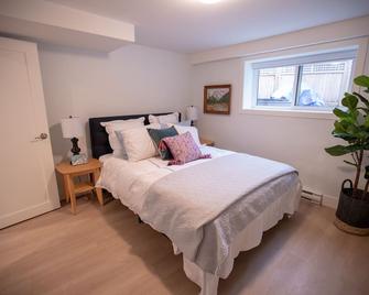 Welcome to 'Haven' in Edgemont Village where 'Berry the Bear' lives - North Vancouver - Bedroom