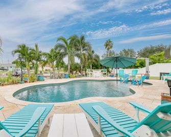 Paradise on the Gulf! FREE pontoon boat use and salt water pool. - New Port Richey - Piscina