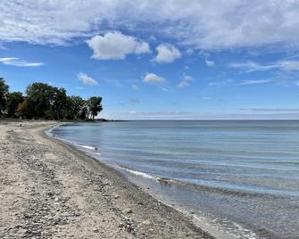 Beachfront Historic home 2br/1Ba apt. w/ Steam Shower, WiFi, Netflix, Disney+ - Dunkirk - Beach