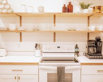 Spacious 1 bedroom rental unit in Historic Tree Streets - Johnson City - Kitchen