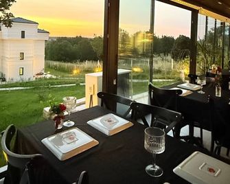 더 레퍼런스 컬브 컨트리 리조트 - 룰레뷔르가즈 - 레스토랑