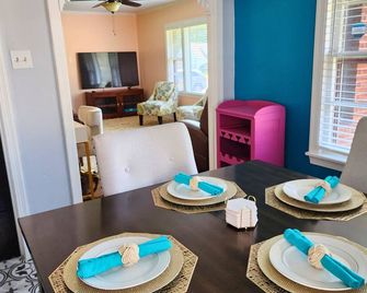 Charming 2 Bedroom Home Near Hospitals Downtown - North Little Rock - Dining room