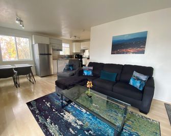 Hood River Suites Extended Stay Apartment Hotel - Hood River - Living room