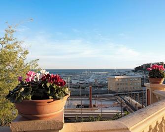 Trilocale in villa vista mare Apt 2 - Varazze - Balcón