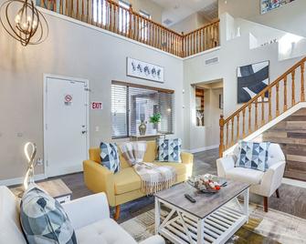 Family-Friendly Phoenix Home 5 Mi to Westgate! - Phoenix - Wohnzimmer