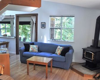 Dragonfly Cottage - 10 Minute Walk From Ferry! - Galiano Island - Living room