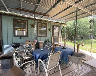 Billy's Bunkhouse Downtown Bandera, TX. - Bandera - Binnenhof
