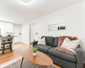 Campus Corner Cabana - Norman - Living room