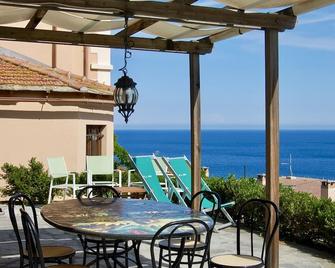 Noli: Apartment In Villa With Garden And Views Of The Gulf - Noli - Balcone