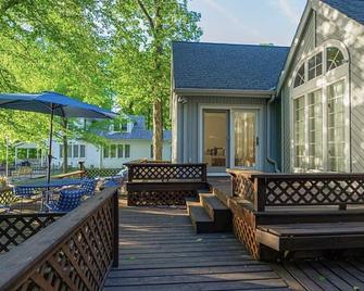 Culver/ Lake Maxinkuckee East Shore family home, Beautiful sunset views! - Culver - Balcón
