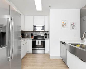 Brand New Luxe Apt | 2Mins to Stadium, Free Parking & WiFi, City Views - Charlotte - Cuisine