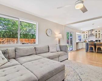 Eagle ID Getaway | 4 bed 3 bath | Fully renovated - Eagle - Living room