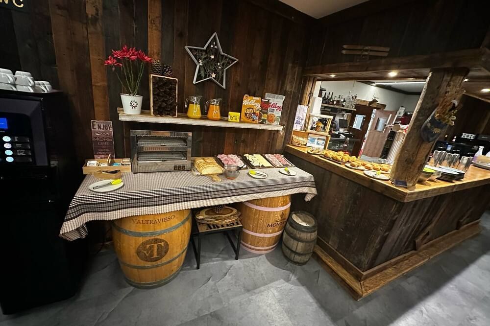 Restaurant Camp Del Serrat - לס אסקלדס - בופה