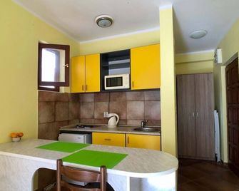 Only 1 minute and 15 seconds to walk to the beach! - Rafailovici - Kitchen