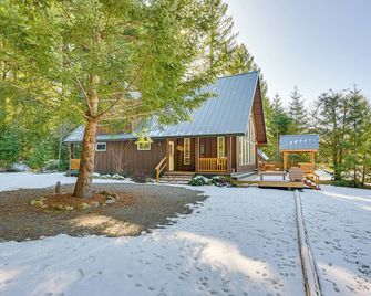 Deck, Hot Tub and Fire Pit Mtn-View Packwood Cabin - Packwood - Building