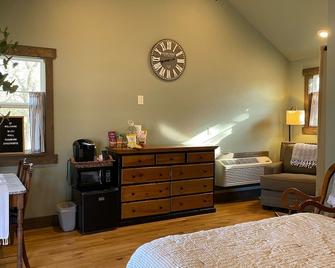 Quiet Hill Country Guest House - Boerne - Спальня
