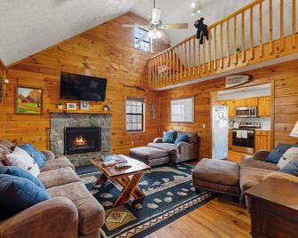 Mountain Views, 3 king beds, ready for Multi Couples get away!!! Fido too!!! - Young Harris - Sala de estar