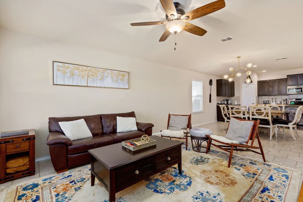 Cozy Home Near Af Bmt Lackland, Seaworld, Riverwalk, Six Flags & More - San Antonio - Living room