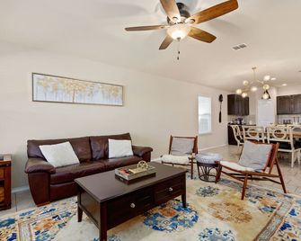 Cozy Home Near Af Bmt Lackland, Seaworld, Riverwalk, Six Flags & More - San Antonio - Living room