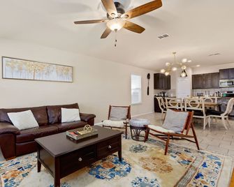 Cozy Home Near Af Bmt Lackland, Seaworld, Riverwalk, Six Flags & More - San Antonio - Living room