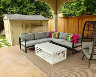 New! Chic Cottage Home W/ Backyard Pool - 12 min to the River Walk! - San Antonio - Patio