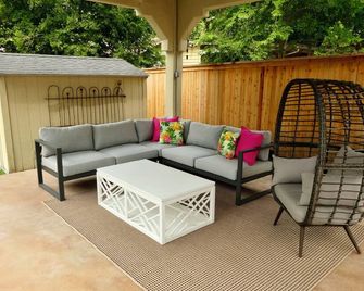 New! Chic Cottage Home W/ Backyard Pool - 12 min to the River Walk! - סן אנטוניו - פטיו