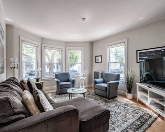 Whether With Family or Friends Shop, Sight See & Dine at Great Restaurants - Portland - Living room