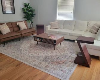 Lanett's Hideaway - Lanett - Living room