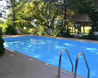 Stratford Suburban Motel - Stratford - Bể bơi