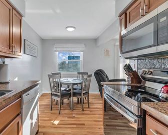Fenton Flats- Suite 2 With On Site Hot Tub and Personal Garage - Fenton - Kitchen