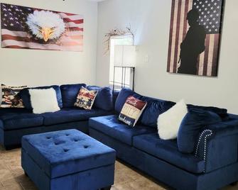 This is a cozy Military/USA themed home by Lackland AFB . 4 Bedroom, 1 Bath. - San Antonio - Sala de estar