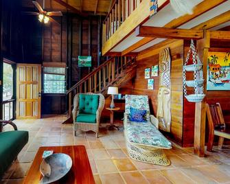 Romantic beachfront home w/ ocean views, dock, hammock, veranda & free WiFi - Maya Beach - Living room