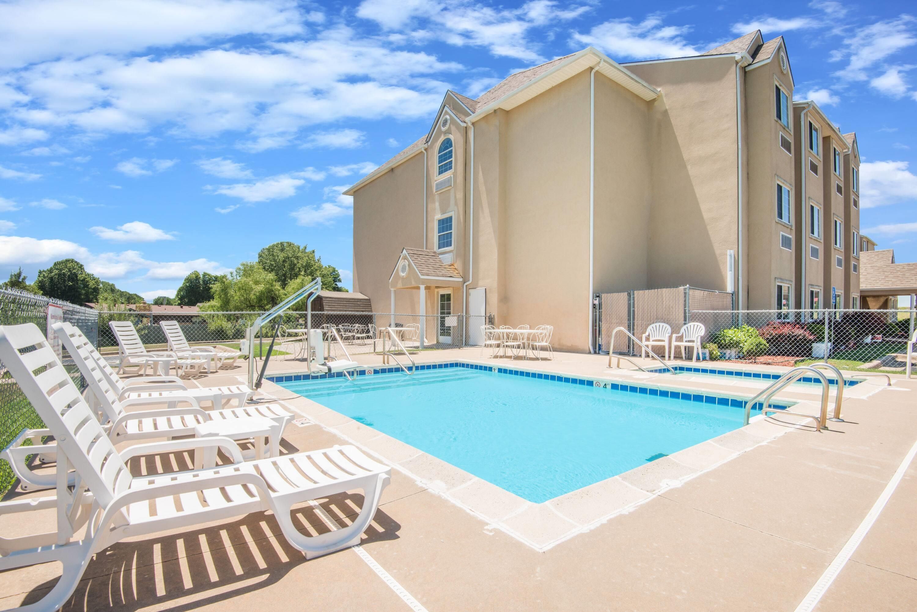 Microtel Inn & Suites by Wyndham Claremore - Claremore - Pool