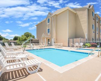 Microtel Inn & Suites by Wyndham Claremore - Claremore - Pool
