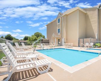 Microtel Inn & Suites by Wyndham Claremore - Claremore - Pool