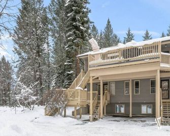 Nature's Serenity | Golfer's dream | Peaceful - Radium Hot Springs - Building