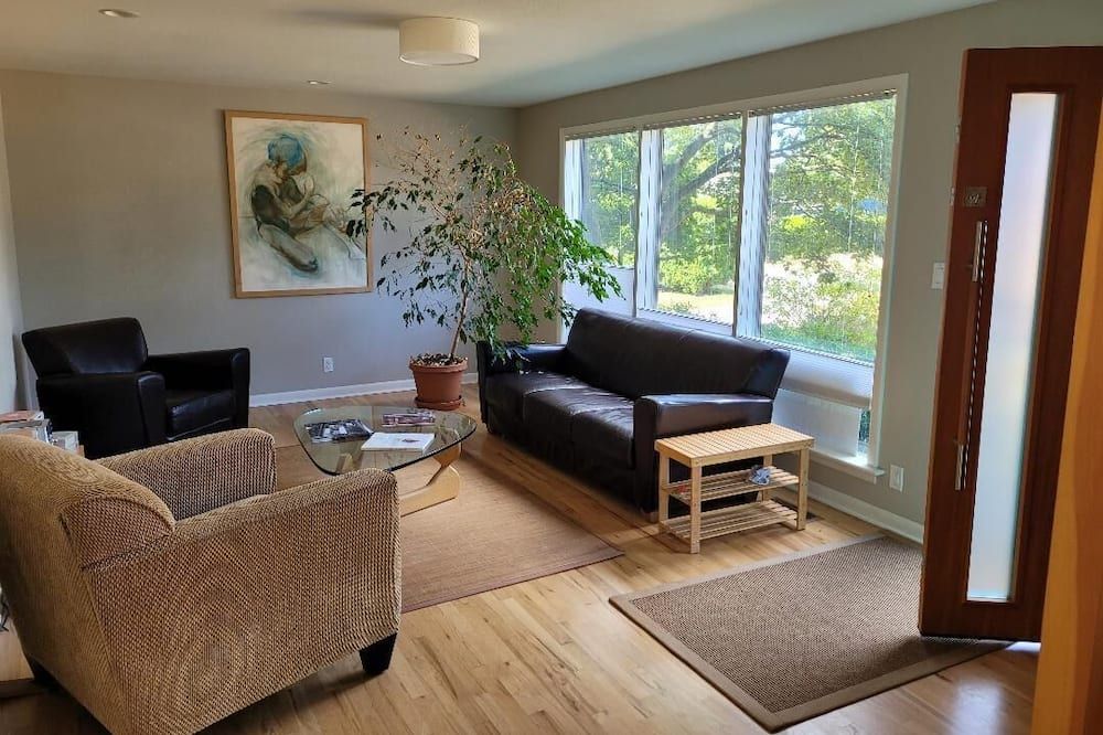 Modern, spacious five bedroom home on quiet street - Seattle - Salon