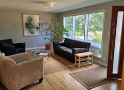 Modern, spacious five bedroom home on quiet street - Seattle - Vardagsrum
