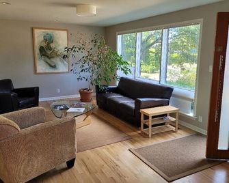 Modern, spacious five bedroom home on quiet street - Seattle - Olohuone