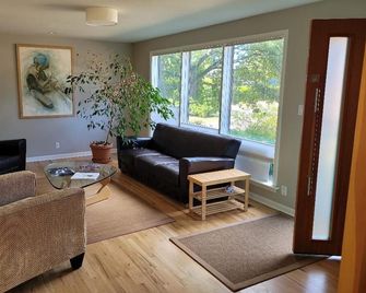 Modern, spacious five bedroom home on quiet street - Seattle - Salon