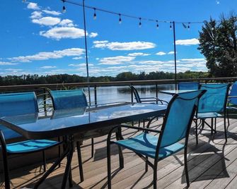 Enjoy our entire Mid-Century home located directly on the lake with private shoreline and beach. Take in stunning views of lake, woods and natural beauty of Minnesota, less than an hour from The Cities. Escape it all and find your place to relax. - Cambridge - Balcony