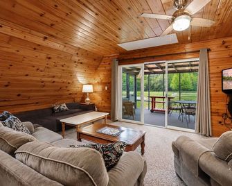 Chalet #93 Pondside Retreat & Resort Amenities - Stevensville