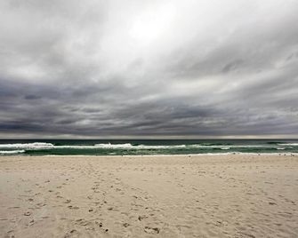 Convenient PCB Condo with Pool Access Walk to Beach - Panama City Beach - Strand