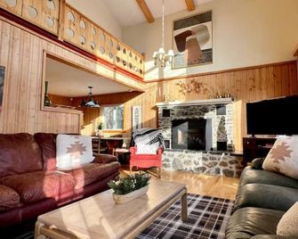 Cozy Chalet at Jay Peak - Montgomery Center - Living room