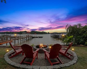 Commodore Bay Waterfront Home on Lake Norman! - Mooresville - Patio