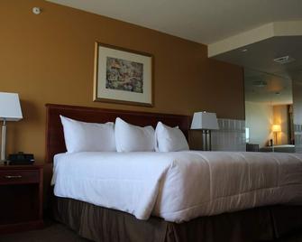 Foxwood Inn And Suites - Fox Creek - Спальня