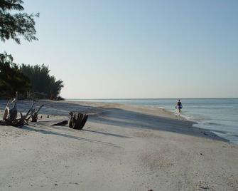 North Captiva Island Beach House/60 Second Walk to 4 Miles of Awesome Beaches - Captiva - Playa