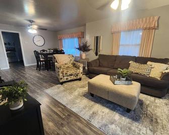 Cutecountyfair house, 3 bdrms,fenced back yard and close to all needs in Burley. - Burley